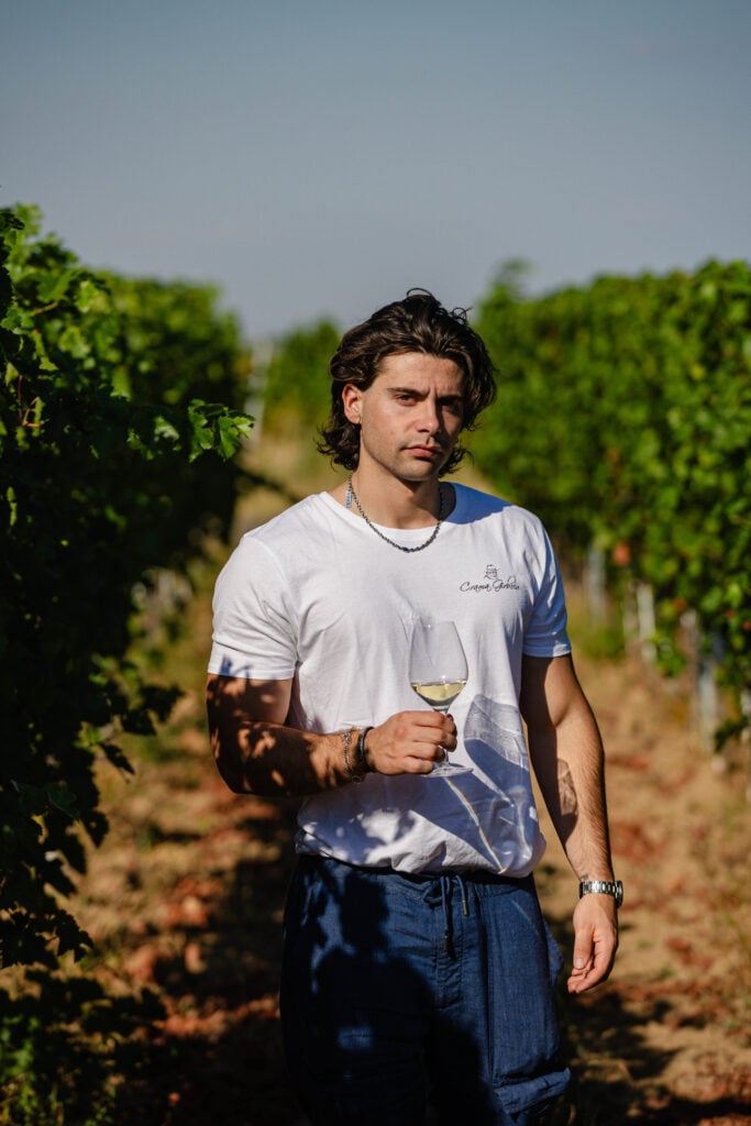 enologul Simte Trifoglio cu un pahar de vin Galbena de Odobești