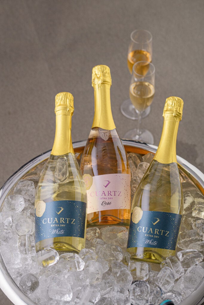 cuartz extra dry, vin spumant produs de Crama Girboiu perfect pentru a fi servit alături de mici tradiționali (mititei)