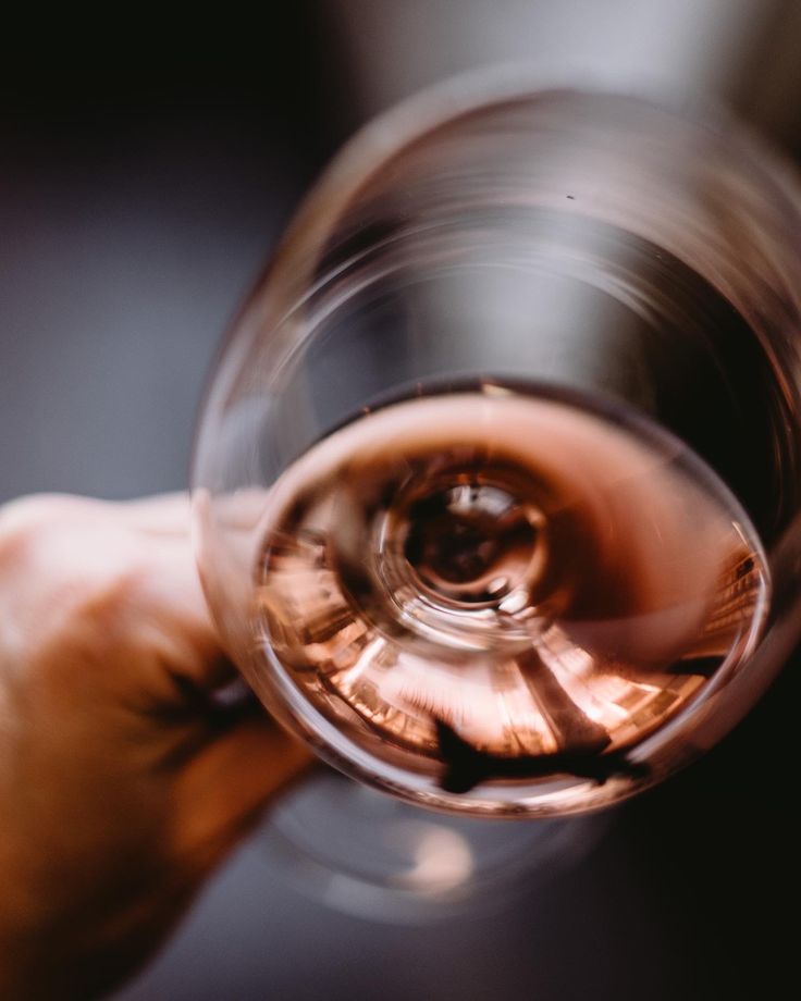 Cât rezistă vinul după deschidere? pahar de vin rosé