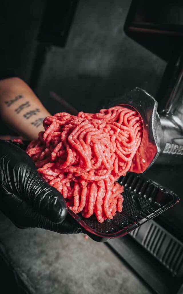 Sarmale în foi de viță – tradiția care celebrează renașterea viței de vie la Cotești carne tocată pentru sarmale in frunza de vita