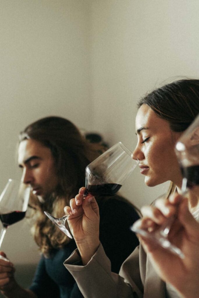 Cât vin cumperi pentru un eveniment? Ghid complet pentru nunți, petreceri și cine festive diverși oameni cu pahare de vin roșu