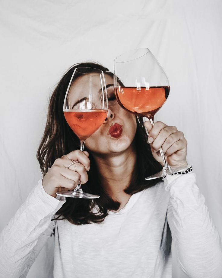Busuioaca de Bohotin – ghid complet despre unul dintre cele mai aromate soiuri românești domnișoară care servește doua pahare cu vin busuioaca de bohotin