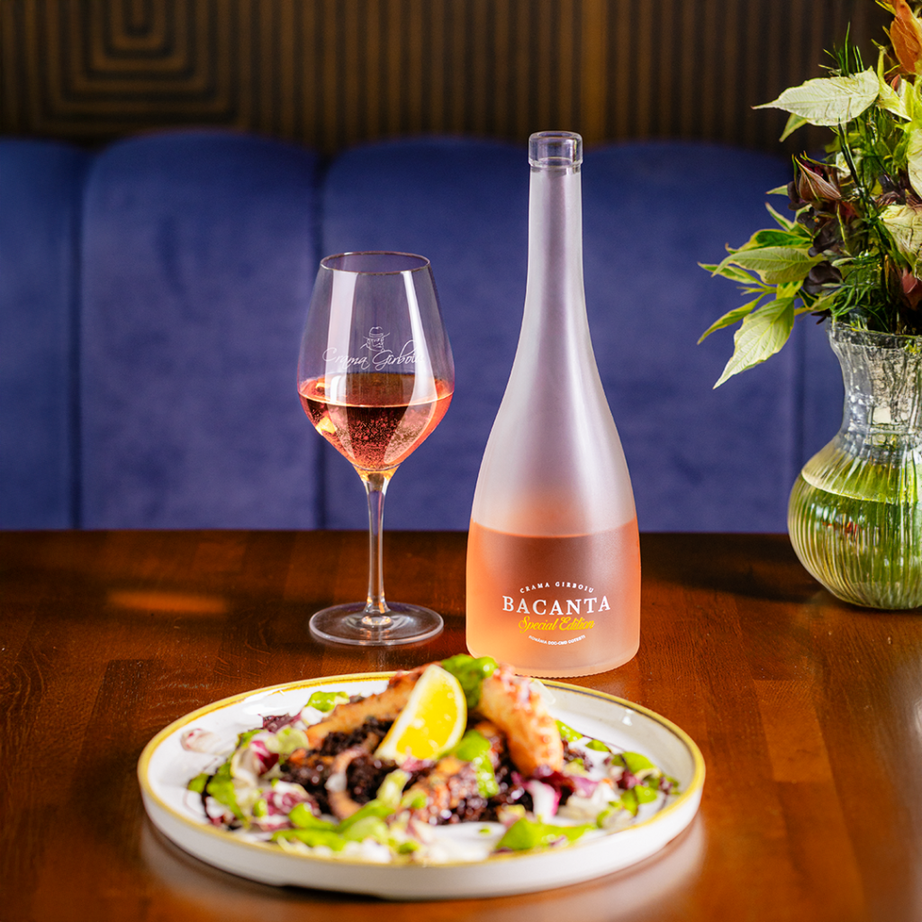 Busuioaca de Bohotin – ghid complet despre unul dintre cele mai aromate soiuri românești vin Bacanta Special Edition Busuioaca de Bohotin alături de caracatiță stil mediteranean