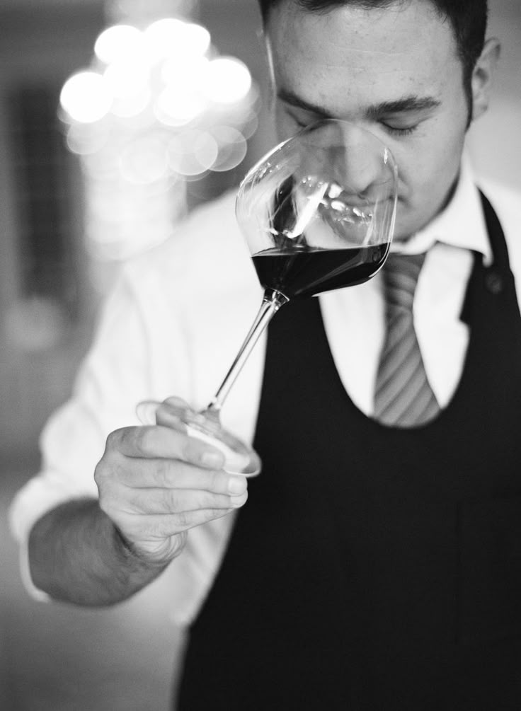 Cum alegi un vin bun din supermarket? Ghid practic pentru a alege corect sommelier degustando un pahar de vin roșu