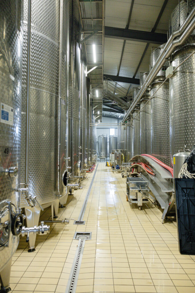 Baric vs. inox: cum influențează vinificația aroma și stilul vinului? cisterne de inox la Crama Girboiu