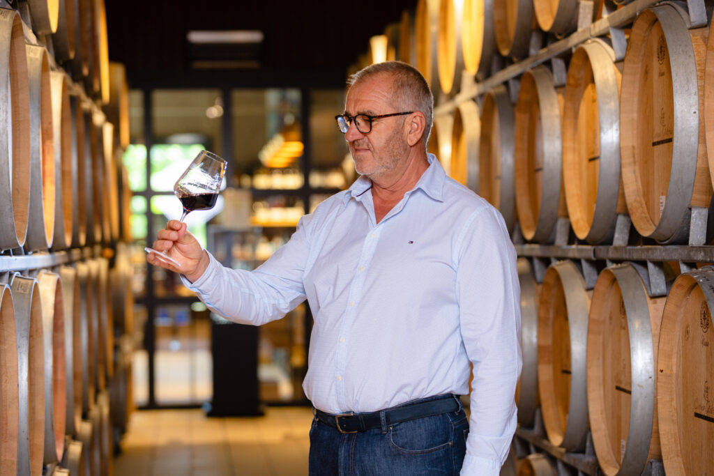 Baric vs. inox: cum influențează vinificația aroma și stilul vinului? fondatorul Constantin Girboiu cu un pahar de vin roșu din baric