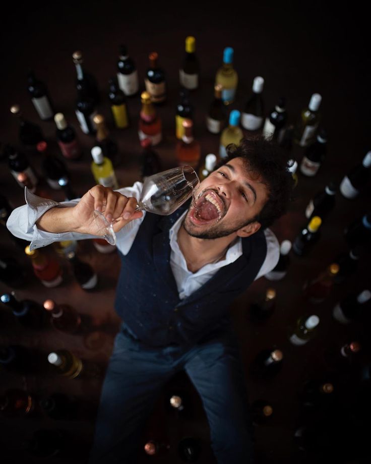 Cum alegi un vin bun din supermarket? Ghid practic pentru a alege corect domn care degusta un pahar de vin alb